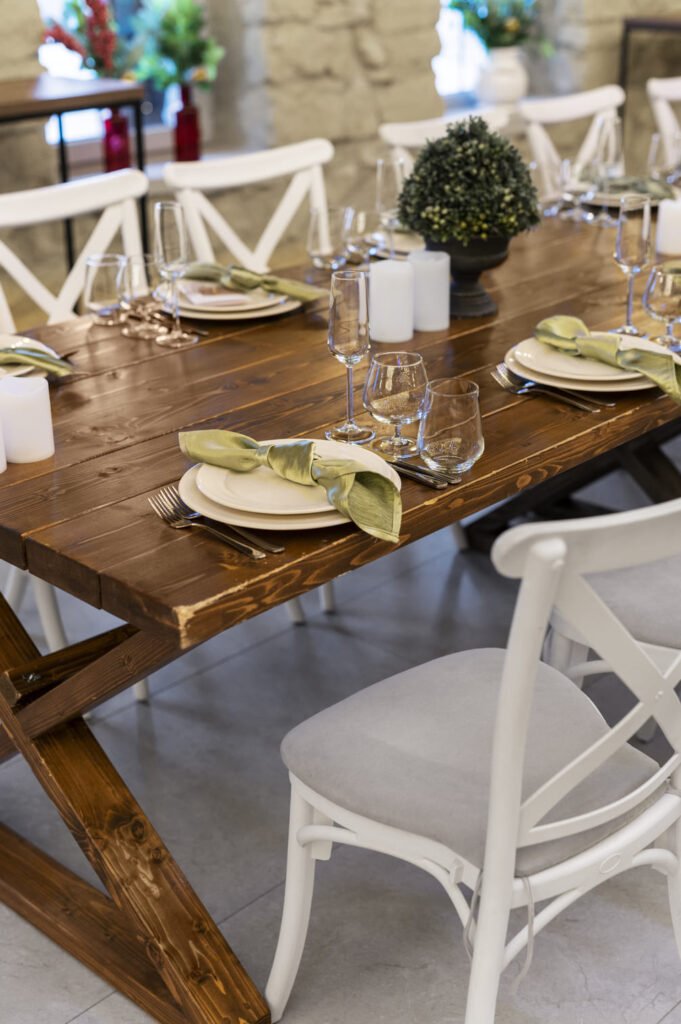 universal furniture dining table - image by freepik