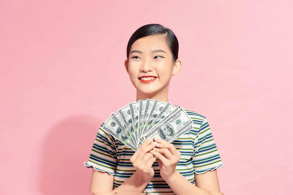 asian girl holding money